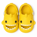 Klapki dla dzieci UNISEX piankowe SHARKY antypoślizgowe w kształcie REKINA 3D