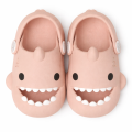 Klapki dla dzieci UNISEX piankowe SHARKY antypoślizgowe w kształcie REKINA 3D