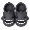 Klapki dla dzieci UNISEX piankowe SHARKY antypoślizgowe w kształcie REKINA 3D
