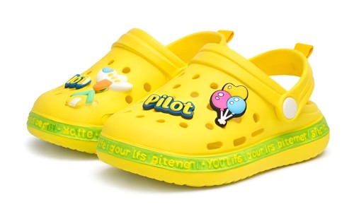 Żółte klapki dziecięce UNISEX lekkie sandałki piankowe z ozdobnymi przypinkami