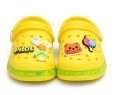 Żółte klapki dziecięce UNISEX lekkie sandałki piankowe z ozdobnymi przypinkami