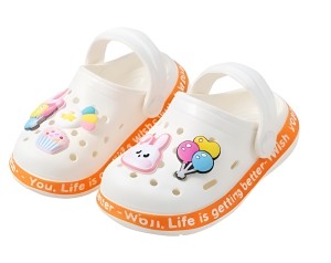 Białe klapki dziecięce UNISEX lekkie sandałki piankowe z ozdobnymi przypinkami