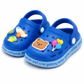 Niebieskie klapki dziecięce UNISEX lekkie sandałki piankowe z ozdobnymi przypinkami