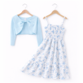 Sukienka dziewczęca w kwiaty z błękitnym bolerkiem – elegancki komplet na wyjątkowe okazje