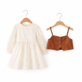 Sukienka dziewczęca z kamizelką dla dzieci – elegancki komplet mleczny z brązowym akcentem