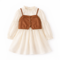 Sukienka dziewczęca z kamizelką dla dzieci – elegancki komplet mleczny z brązowym akcentem